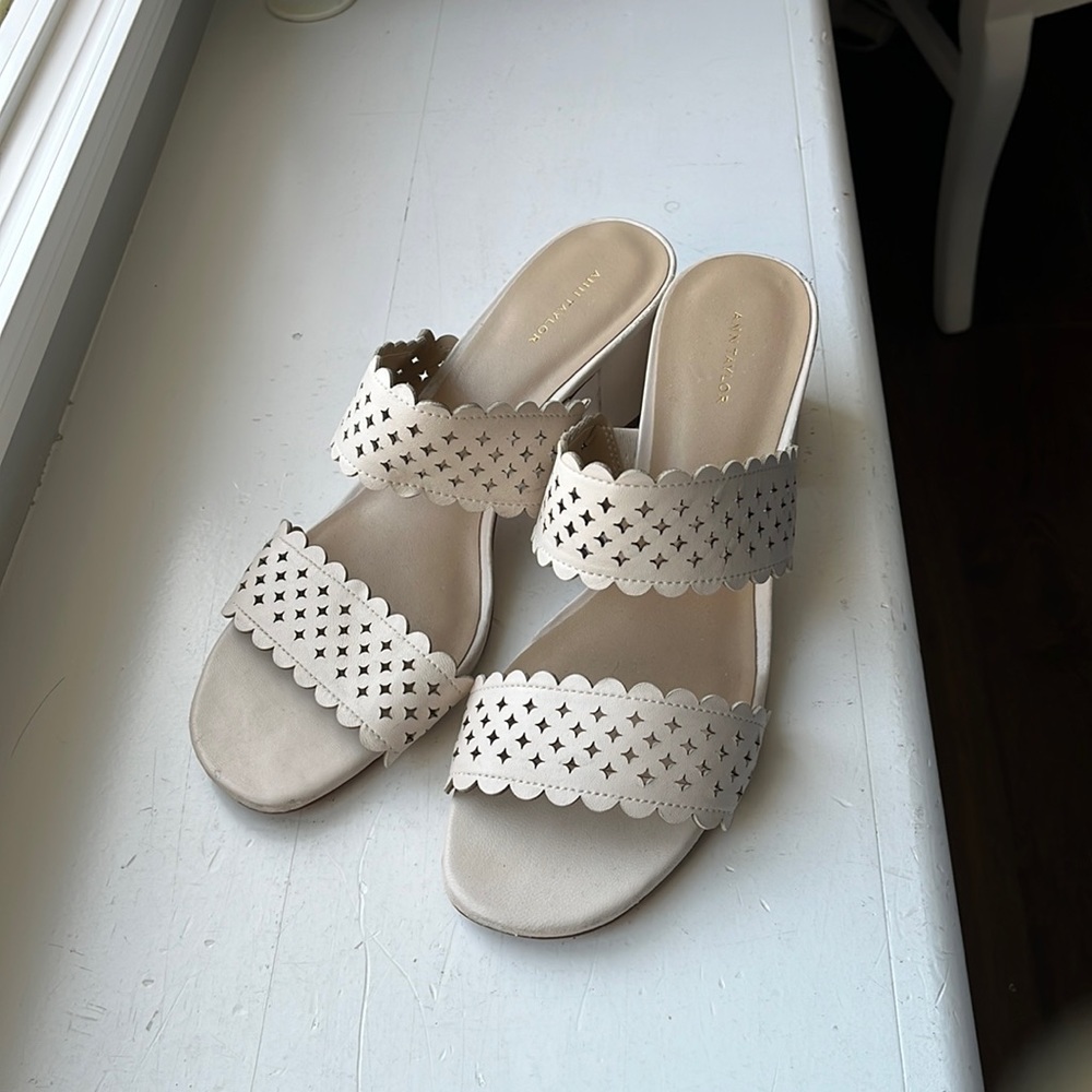 Ann Taylor cream sandals with block heel - Picture 2 of 8